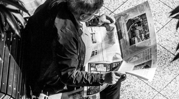 vanzatorul de ziare care a cucerit inimile parisului va fi facut cavaler de emmanuel macron