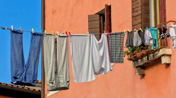 de ce unele haine intra la apa in timpul spalarii secretul de a reveni la forma initiala