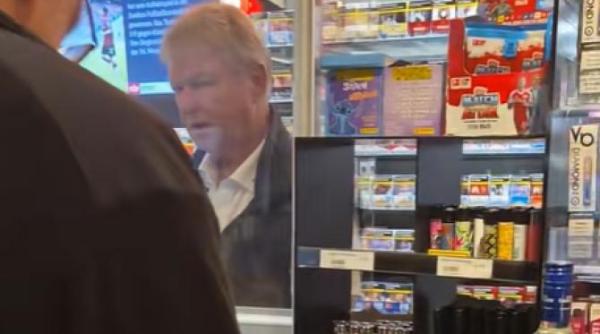 iohannis casier la magazin un barbat care seamana leit cu fostul presedinte al romaniei surprins de internauti video viral