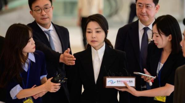 situatie fara precedent procurorii cer mandat de arestare pentru kim keon hee sotia fostului presedinte sud coreean