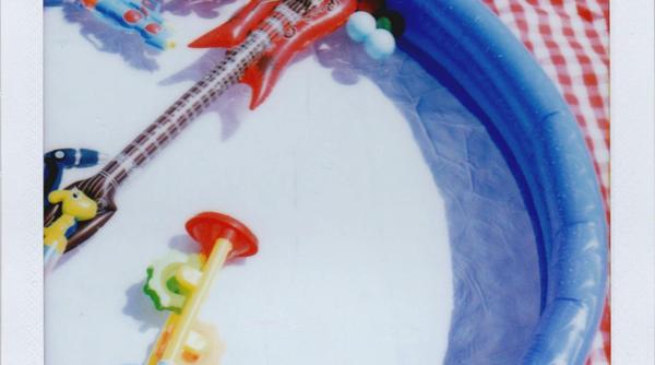 un tata si copilul sau de 9 ani au murit dupa ce s au electrocutat intr o piscina gonflabila la carta sibiu