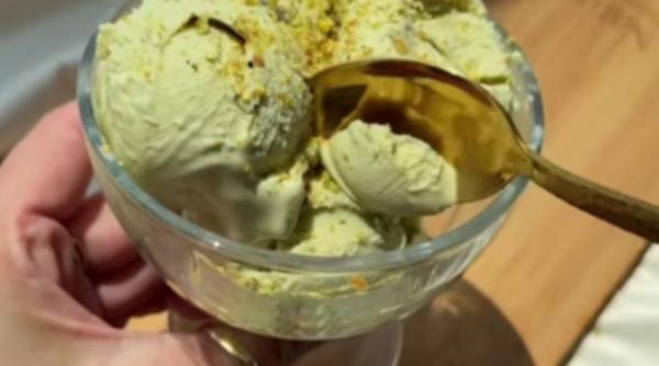 reteta virala de vara cucereste internetul inghetata de iaurt grecesc cu miere si fistic