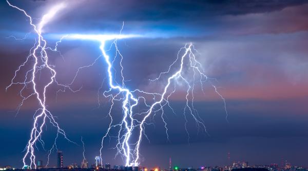 e posibil sa fii lovit de fulger in casa cum poate intra fulgerul in apartamentul tau si cum sa te protejezi