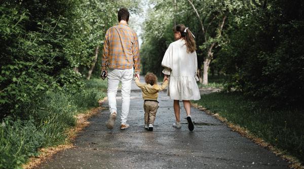 printe de bucuresti sau de provincie ce inseamna sa cresti copii in bucuresti provocarile prin care trec si adolescentii explicate de un expert