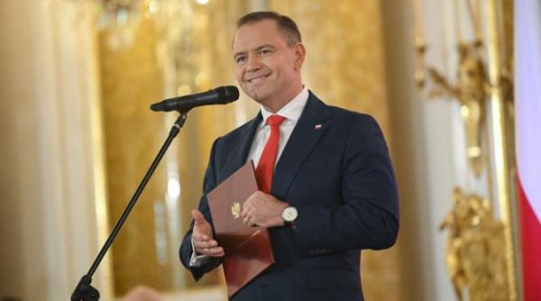 donald tusk usor deranjat ca trump a cerut ca nawrocki presedintele suveranist sa reprezinte polonia in videoconferinta cu principalii lideri europeni