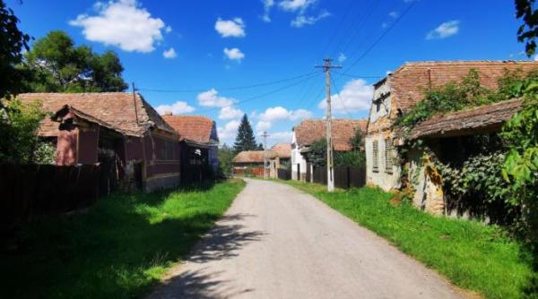 satul candva prosper care mai gazduieste doar sapte locuitori povestea localitatilor romanesti ajunse pustii