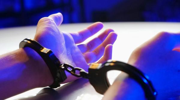 roman arestat in italia dupa ce a amenintat cu un cutit si a sechestrat doua persoane ce l a determinat sa recurga la acest gest