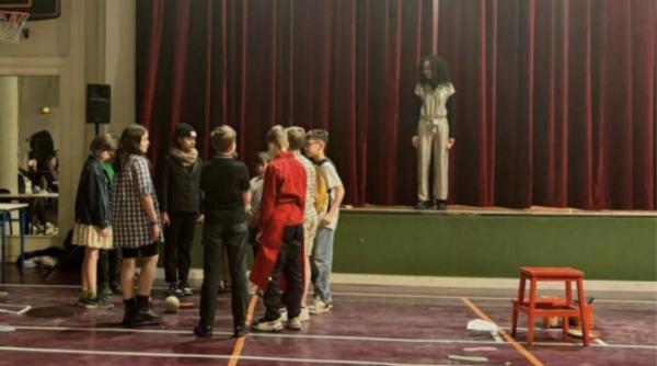 cole roumaine de paris aduce pe scena omul de zapada care voia sa intalneasca soarele limba romana prinde viata la paris