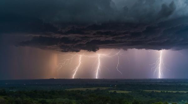 alerte de cod rosu judetele vizate de furtuni extrem de periculoase in urmatoarele minute