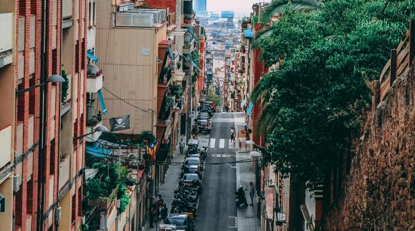 destinatia din romania comparata cu barcelona si nisa e un oras cu viata non stop