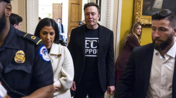 un expert american avertizeaza ca titanii tech musk si thiel isi doresc dominatia globala pot avea controlul total asupra vietii noastre