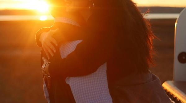 au fost identificati tinerii care au sarit in fata camionului pe a1 s au imbratisat inainte de gestul extrem