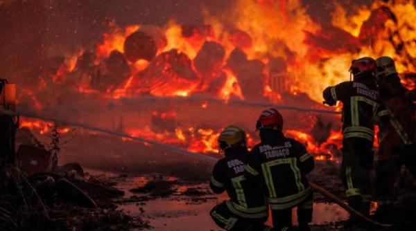 pompier ranit grav in incendiile de vegetatie din portugalia autospeciala cuprinsa de flacari video