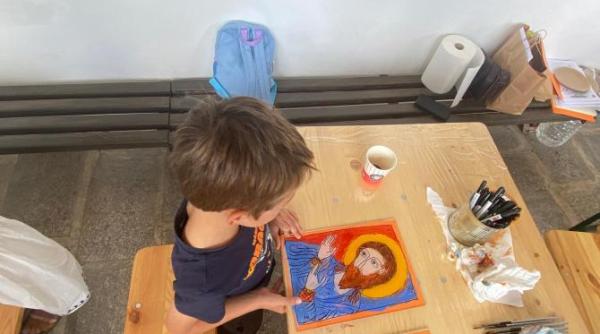 uite ca se poate copii deconectati de la ecrane conectati la frumusetea icoanelor pe sticla la muzeul vergu manaila foto