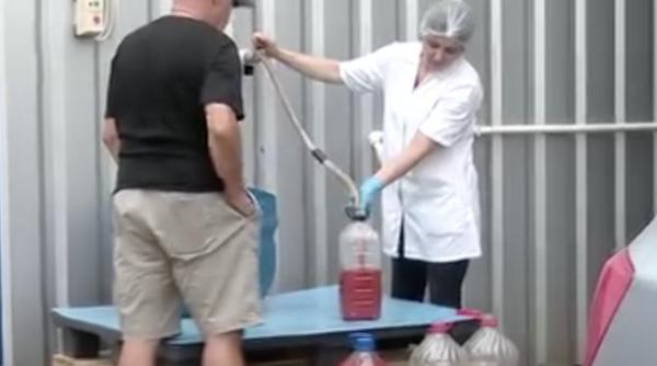 o fabrica din buzau a dat lovitura oamenii stau la coada sa si puna de la robinet suc de rosii proaspat pretul pe litru este foarte mic