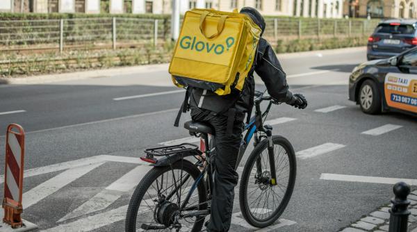 livrator asiatic lovit pe o trecere de pietoni in capitala agresorul retinut imediat pot s o sun pe mama video