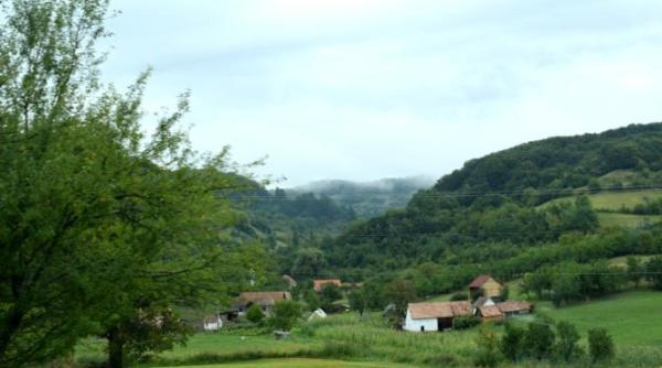 satul uitat parca de lume dar cu sperante inca vii are doar 10 locuitori si niciun copil nu s a mai nascut aici de multa vreme
