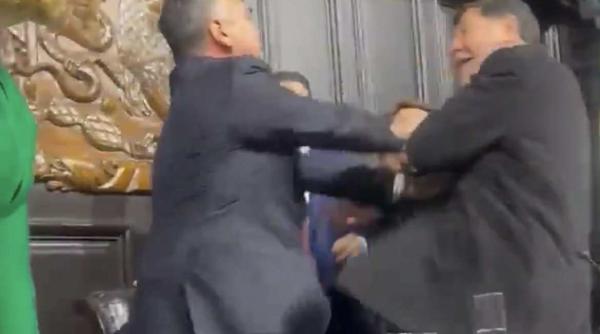 bataie in senat intre presedintele camerei si un lider al opozitiei video