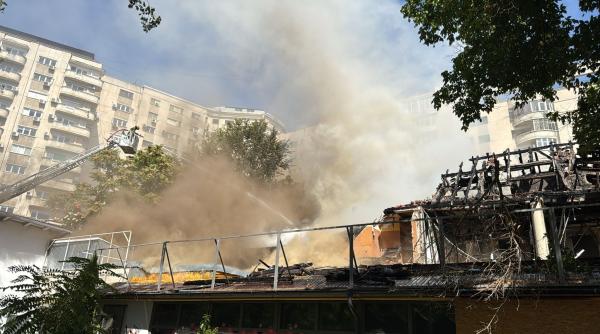 incendiu puternic in centrul capitalei un restaurant a luat foc nor gros de fum deasupra bucurestiului