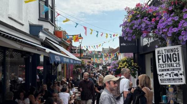 orasul din marea britanie unde fiecare strada spune o poveste un fel de londra in miniatura galerie foto