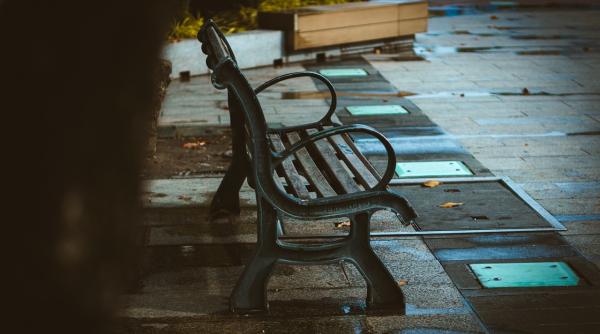 scandal intr o primarie viceprimarul acorda audiente pe o banca in curtea institutiei