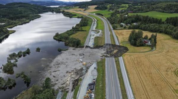 o alunecare de teren a distrus o portiune de autostrada si zeci de metri de cale ferata in norvegia