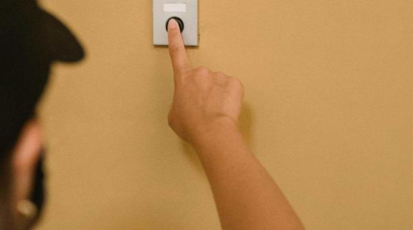 baiat de 11 ani impuscat mortal in timp ce facea o farsa sunand la usile vecinilor