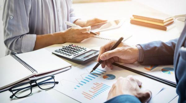 navigarea urgentelor financiare in era digitala