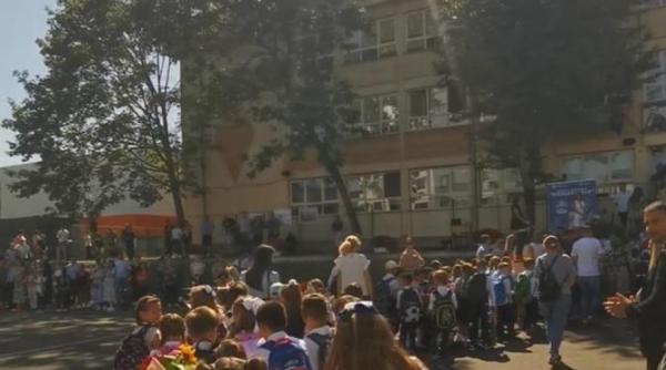 protest in educatie 8 septembrie jurnalistul p a de hillerin se stie copilasii sunt fierti sa stea in soare pana termina popa directorul si politicienii discursurile triumfaliste