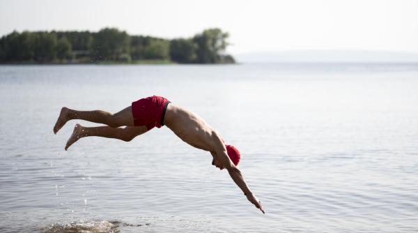 un roman stabileste un nou record mondial avram iancu primul om care a traversat inot un continent in 177 de zile