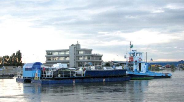 bac scufundat in dunare cu tot cu un camion de cereale pe el