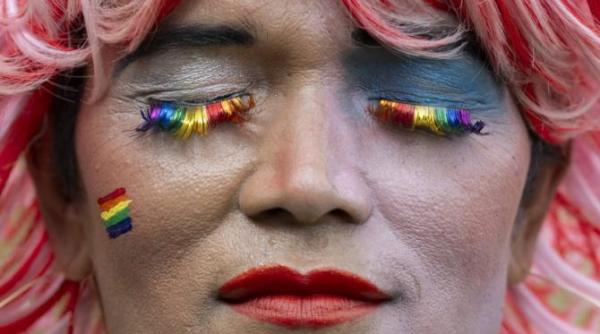 trump nu mai poate bloca pasapoartele cu genul x pentru persoanele transgender sau non binare decizie istorica a unei instante americane