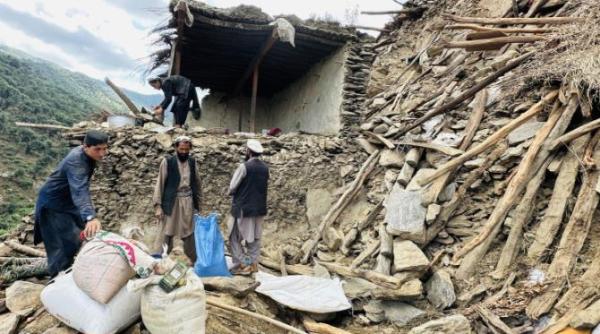 de ce salvatorii din afganistan nu au ajutat femeile dupa cutremur barbatii si copiii au fost tratati primii