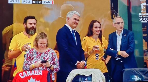 ministrul de externe oana toiu fotografiata cu berea in mana pe arena nationala