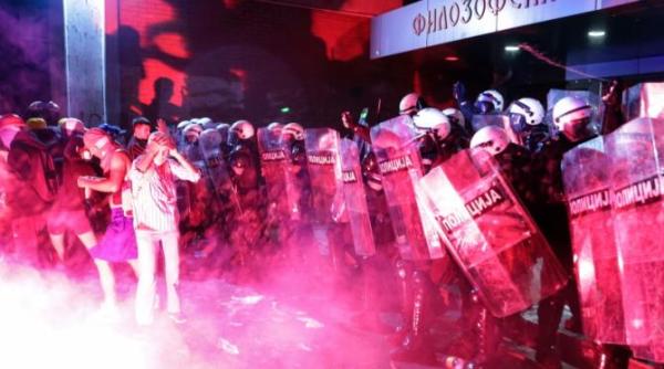 protestele violente din serbia continua politistii au folosit gaze lacrimogene impotriva multimii