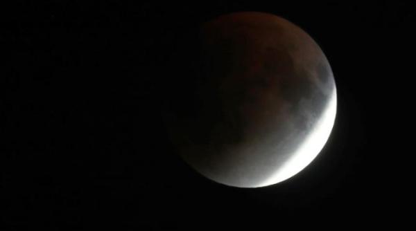 cele mai tari imagini cu luna rosie cum s a vazut eclipsa in europa si asia