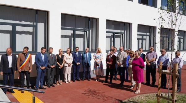 corneliu stefan la inaugurarea uneia dintre cele mai frumoase scoli din dambovita