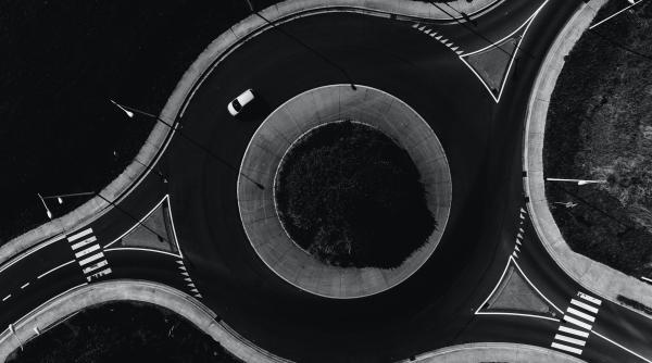 cum se construieste in mod corect un sens giratoriu exemplu cu un accident evitat la focsani