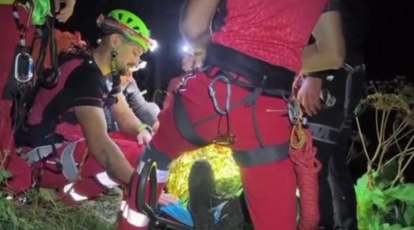 un turist din bucuresti a cazut 30 de metri pe valea cerbului video