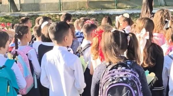 intre protest si sarbatoare inceputul de an scolar ramane o zi a sperantei profesorii din iasi care au inteles asta