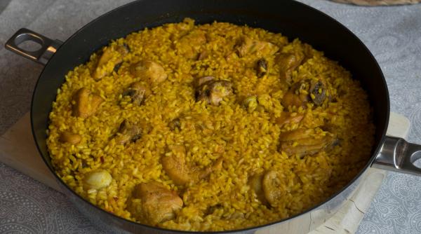 paella valenciana reteta spaniola care coloreaza masa si cucereste papilele gustative