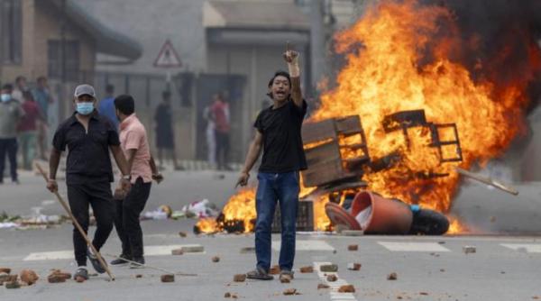 haos in nepal premier demisionar case incendiate si ministri evacuati cu elicopterul ce a starnit furia