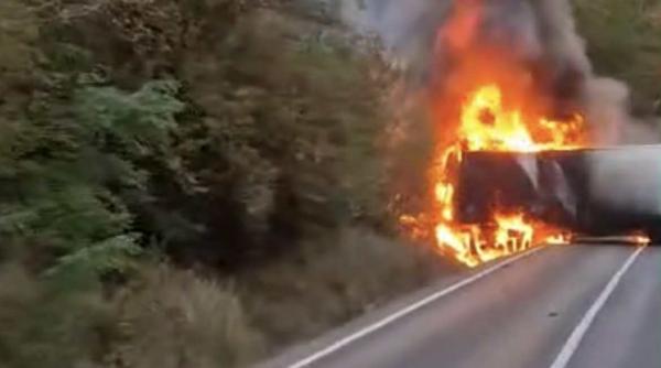 tir in flacari dupa ce a lovit un cap de pod pe dn 7 trafic blocat