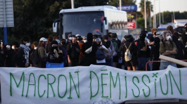 miscarea blocam totul produce haos in franta macron demisia incaierari cu fortele de ordine autobuze in flacari sosele blocate