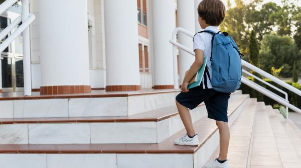 un elev de 12 ani ar fi facut infarct la scoala la finalul orelor in timp ce isi astepta mama