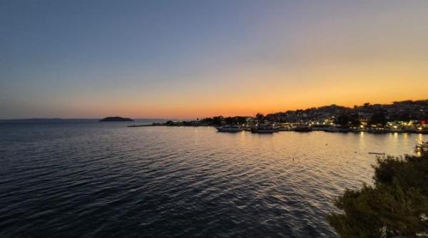 fetita de 5 ani ranita de un lup in neos marmaras din sithonia