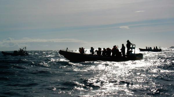 mai multi turisti au impins o barca plina cu migranti in timp ce incerca sa acosteze pe o plaja din grecia