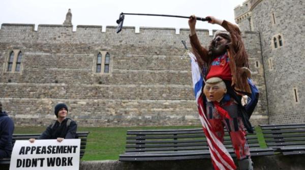 donald trump intampinat de mii de protestatari in londra presedintele american a avut si cativa sustinatori