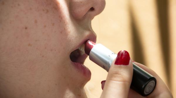 cum sa aplici rujul corect pe buze culoarea care e un dezavantaj pentru tinere si un atu pentru doamne