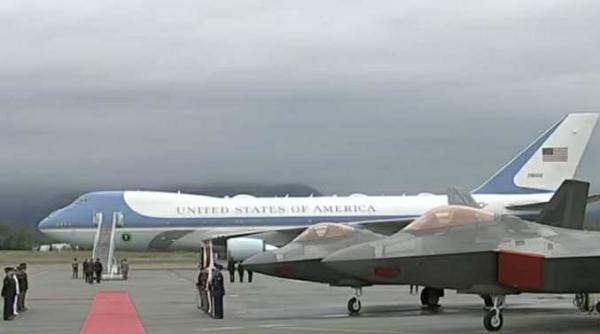 un avion low cost s a apropiat periculos de mult de air force one al lui trump